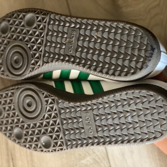 Green and white sambas - Picture 2 of 3